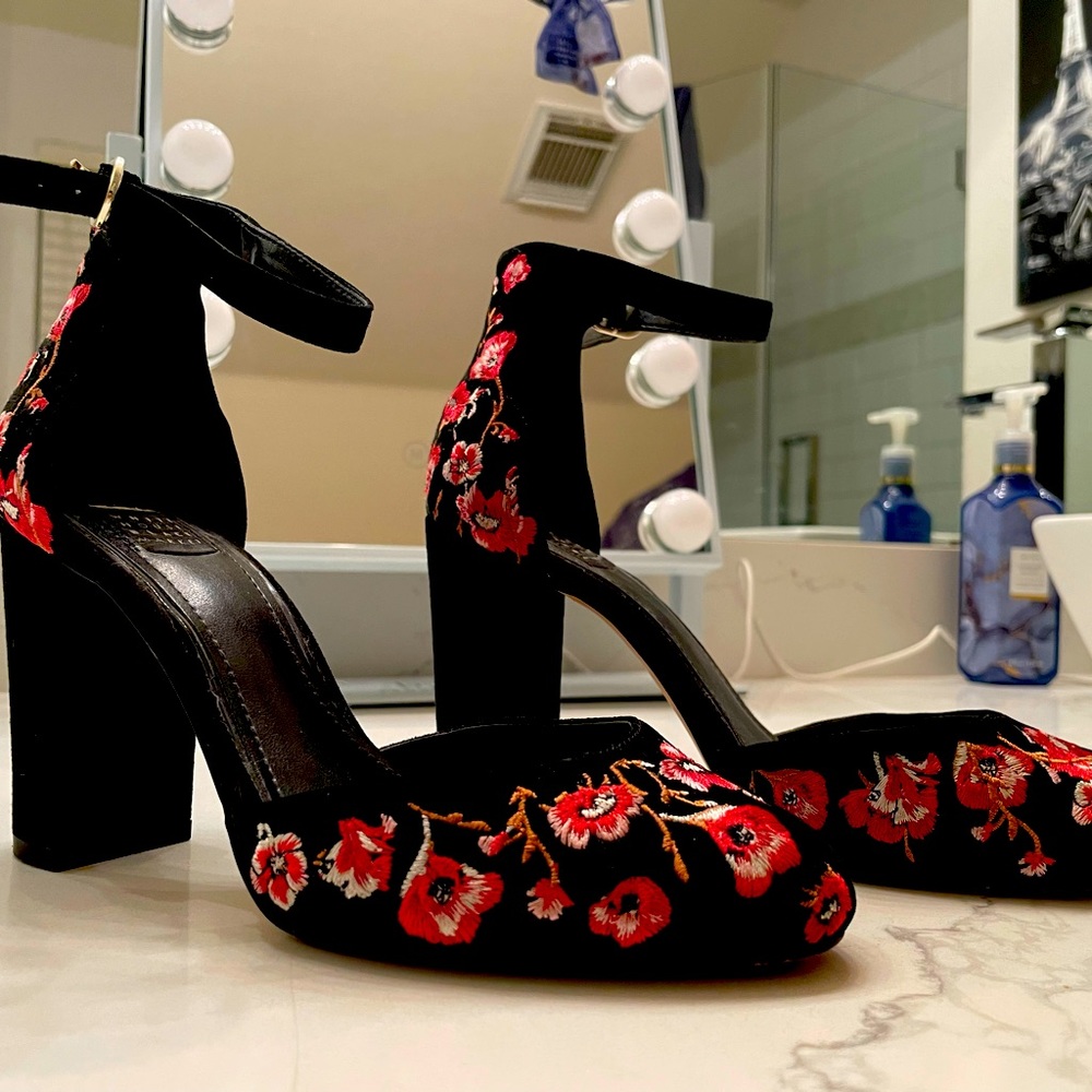 Black embroidery floral chunky heel